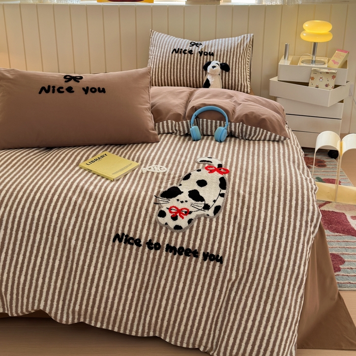 91家纺网 家纺一手货源 找家纺 如意朵 2025新款全棉磨毛卡通毛巾绣四件套（专版花型）-场景二 猫抓鱼