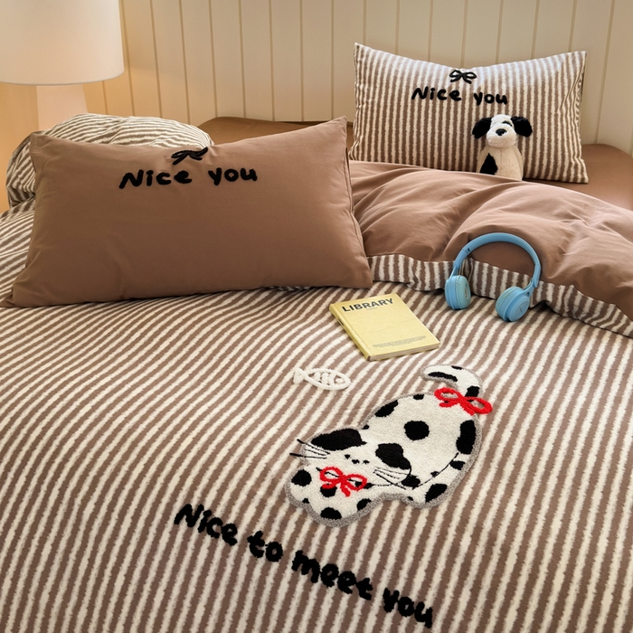 91家纺网 家纺一手货源 找家纺 如意朵 2025新款全棉磨毛卡通毛巾绣四件套（专版花型）-场景二 猫抓鱼