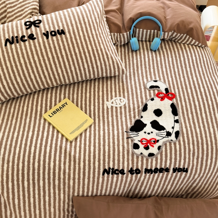 91家纺网 家纺一手货源 找家纺 如意朵 2025新款全棉磨毛卡通毛巾绣四件套（专版花型）-场景二 猫抓鱼