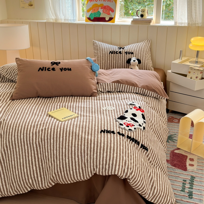 91家纺网 家纺一手货源 找家纺 如意朵 2025新款全棉磨毛卡通毛巾绣四件套（专版花型）-场景二 猫抓鱼