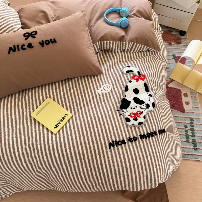 91家纺网 家纺一手货源 找家纺 如意朵 2025新款全棉磨毛卡通毛巾绣四件套（专版花型）-场景二 猫抓鱼