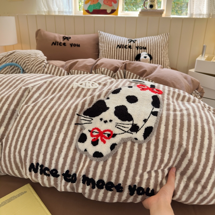 91家纺网 家纺一手货源 找家纺 如意朵 2025新款全棉磨毛卡通毛巾绣四件套（专版花型）-场景二 猫抓鱼