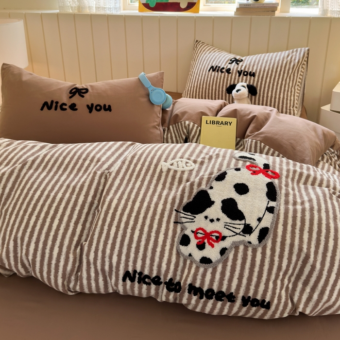 91家纺网 家纺一手货源 找家纺 如意朵 2025新款全棉磨毛卡通毛巾绣四件套（专版花型）-场景二 猫抓鱼