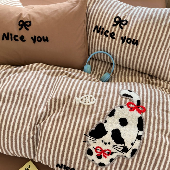 91家纺网 家纺一手货源 找家纺 如意朵 2025新款全棉磨毛卡通毛巾绣四件套（专版花型）-场景二 猫抓鱼