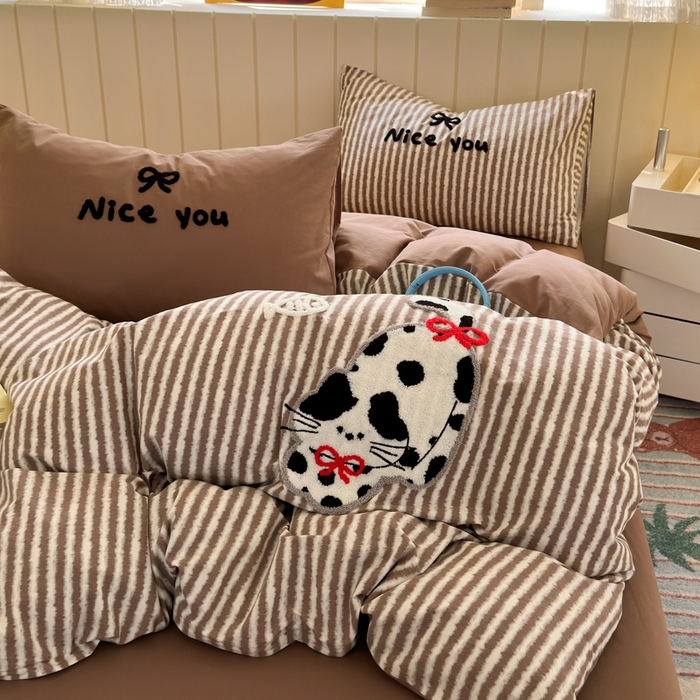 91家纺网 家纺一手货源 找家纺 如意朵 2025新款全棉磨毛卡通毛巾绣四件套（专版花型）-场景二 猫抓鱼