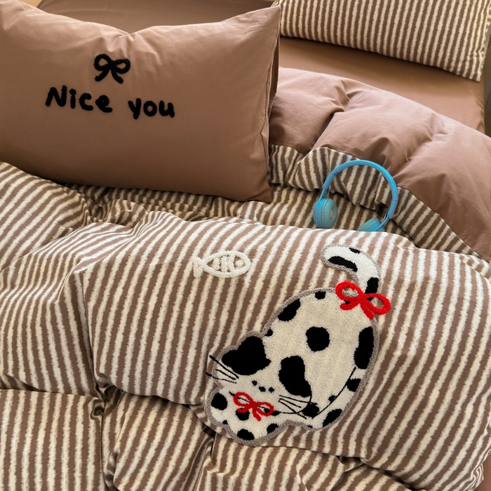 91家纺网 家纺一手货源 找家纺 如意朵 2025新款全棉磨毛卡通毛巾绣四件套（专版花型）-场景二 猫抓鱼