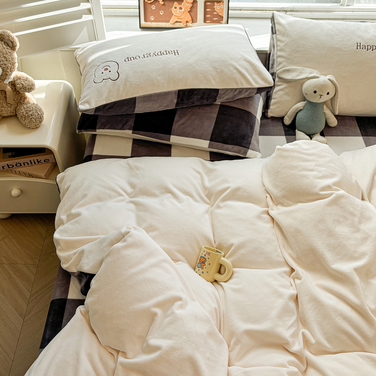 91家纺网 家纺一手货源 找家纺 悦织语 2025秋冬新品200克加厚牛奶绒刺绣无印风格子双拼印绣四件套 格子双拼-笨笨熊白