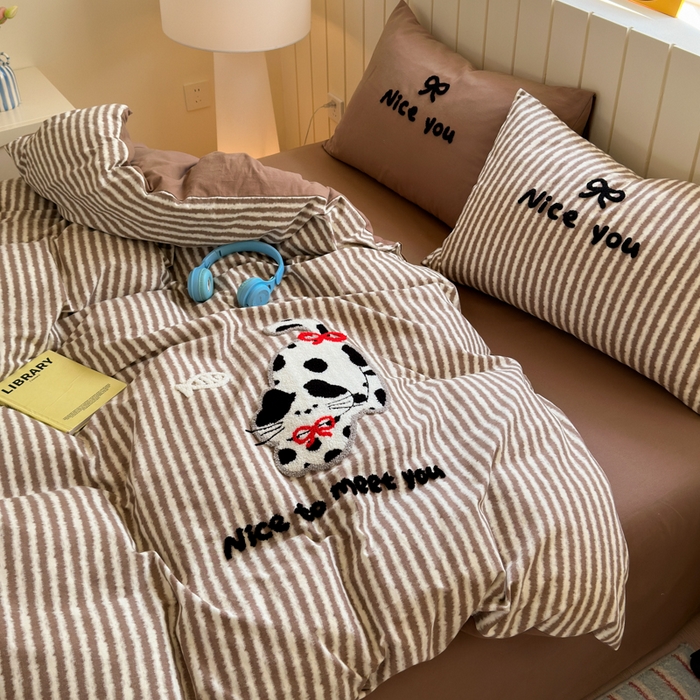 91家纺网 家纺一手货源 找家纺 如意朵 2025新款全棉磨毛卡通毛巾绣四件套（专版花型）-场景二 猫抓鱼