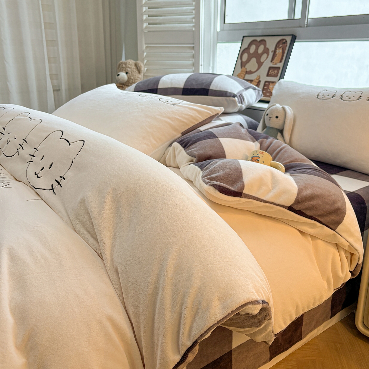 91家纺网 家纺一手货源 找家纺 （总）悦织语 2025秋冬新品200克加厚牛奶绒刺绣无印风格子双拼印绣四件套