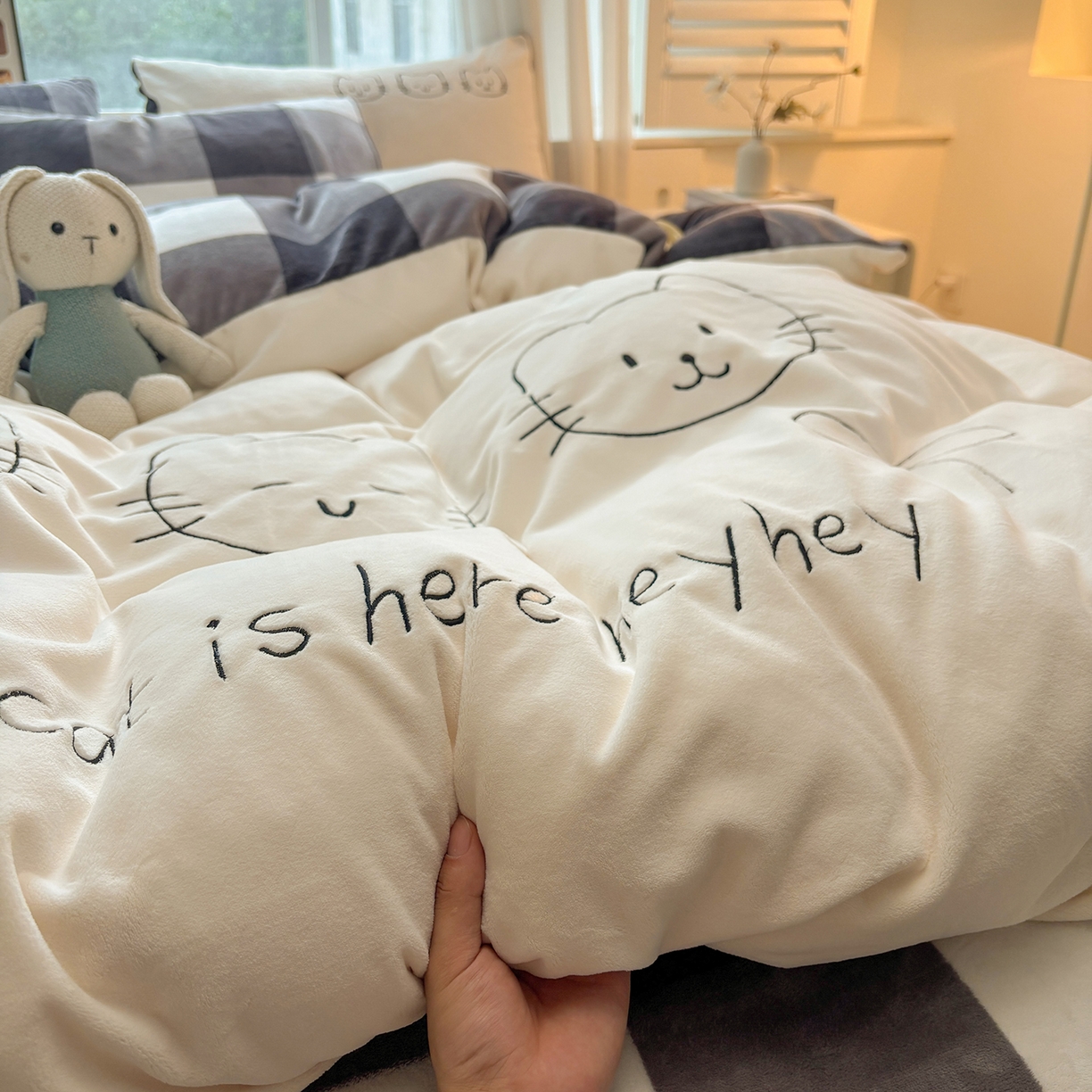 91家纺网 家纺一手货源 找家纺 （总）悦织语 2025秋冬新品200克加厚牛奶绒刺绣无印风格子双拼印绣四件套