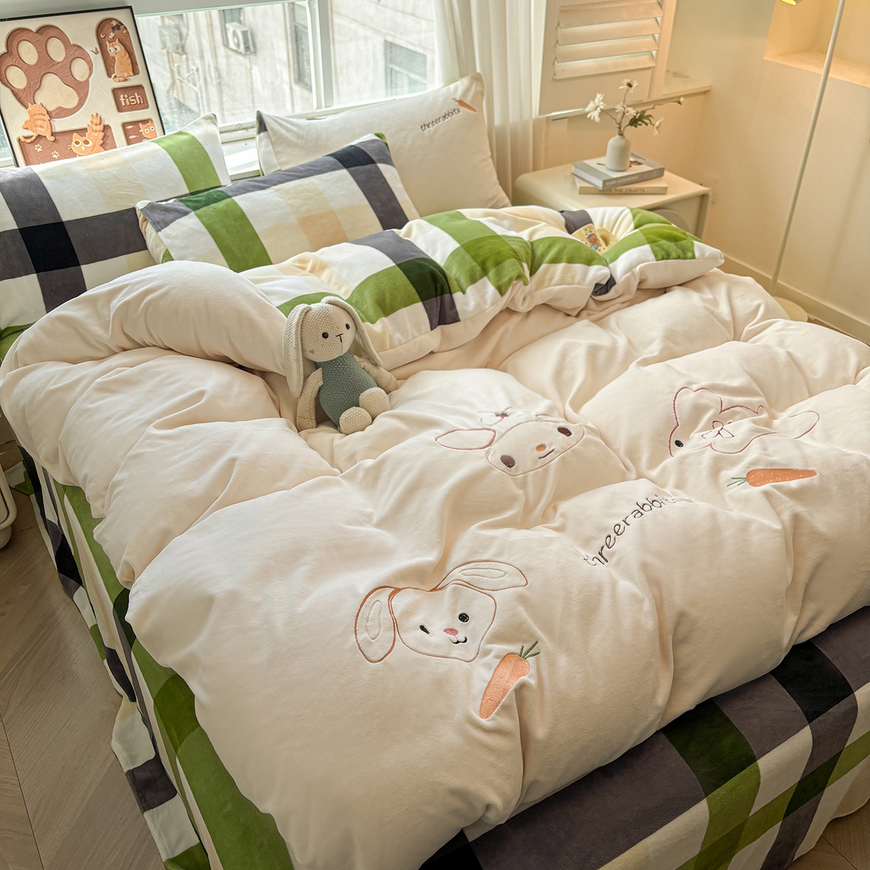 91家纺网 家纺一手货源 找家纺 悦织语 2025秋冬新品200克加厚牛奶绒刺绣无印风格子双拼印绣四件套 格子双拼-萝卜兔