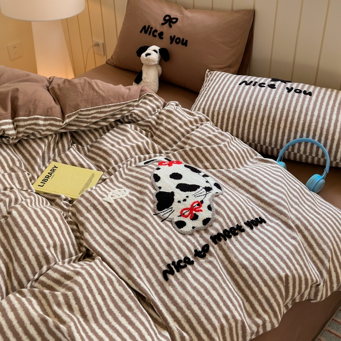 91家纺网 家纺一手货源 找家纺 如意朵 2025新款全棉磨毛卡通毛巾绣四件套（专版花型）-场景二 猫抓鱼