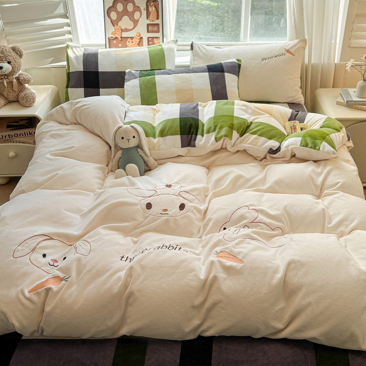 91家纺网 家纺一手货源 找家纺 悦织语 2025秋冬新品200克加厚牛奶绒刺绣无印风格子双拼印绣四件套 格子双拼-萝卜兔