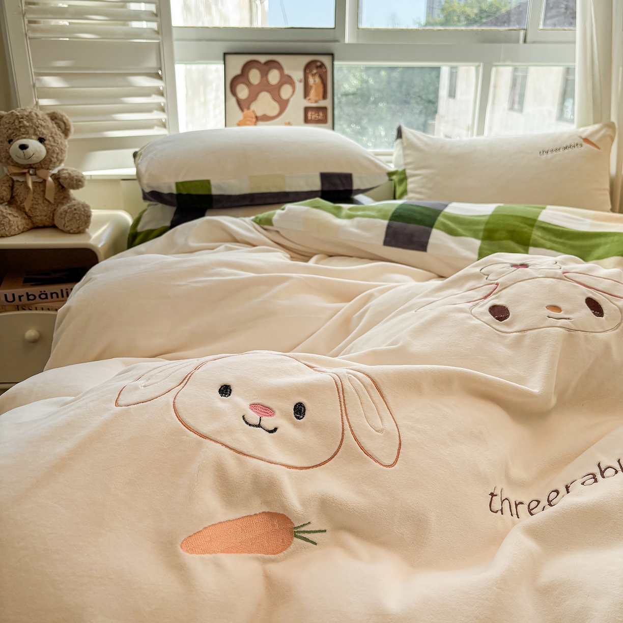 91家纺网 家纺一手货源 找家纺 悦织语 2025秋冬新品200克加厚牛奶绒刺绣无印风格子双拼印绣四件套 格子双拼-萝卜兔