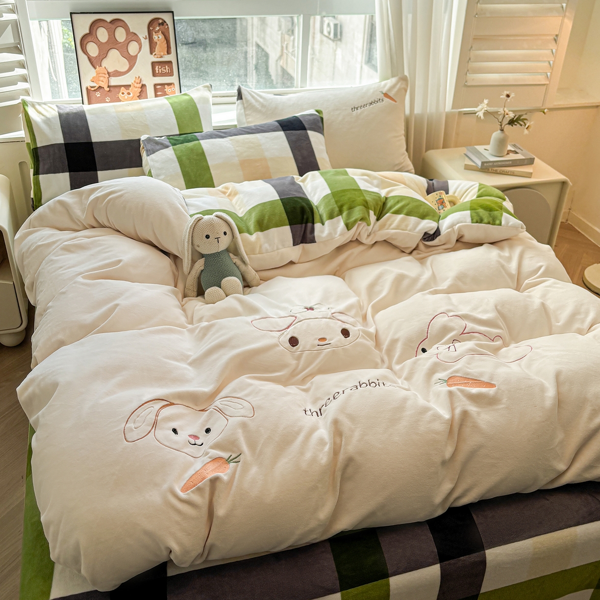 91家纺网 家纺一手货源 找家纺 悦织语 2025秋冬新品200克加厚牛奶绒刺绣无印风格子双拼印绣四件套 格子双拼-萝卜兔