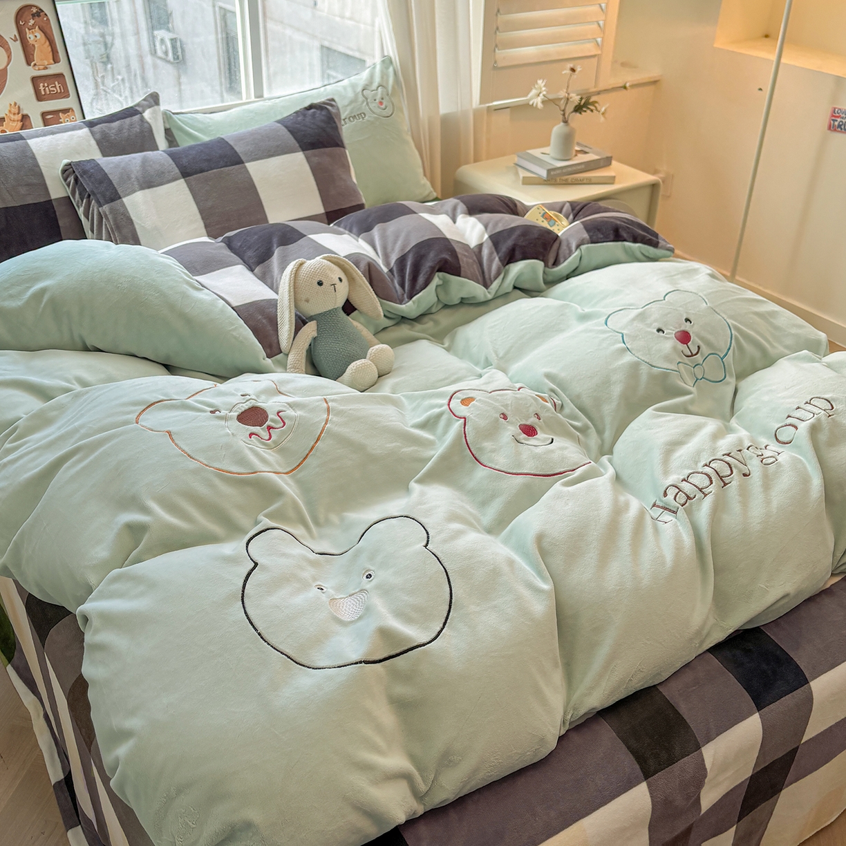 91家纺网 家纺一手货源 找家纺 悦织语 2025秋冬新品200克加厚牛奶绒刺绣无印风格子双拼印绣四件套 格子双拼-笨笨熊绿