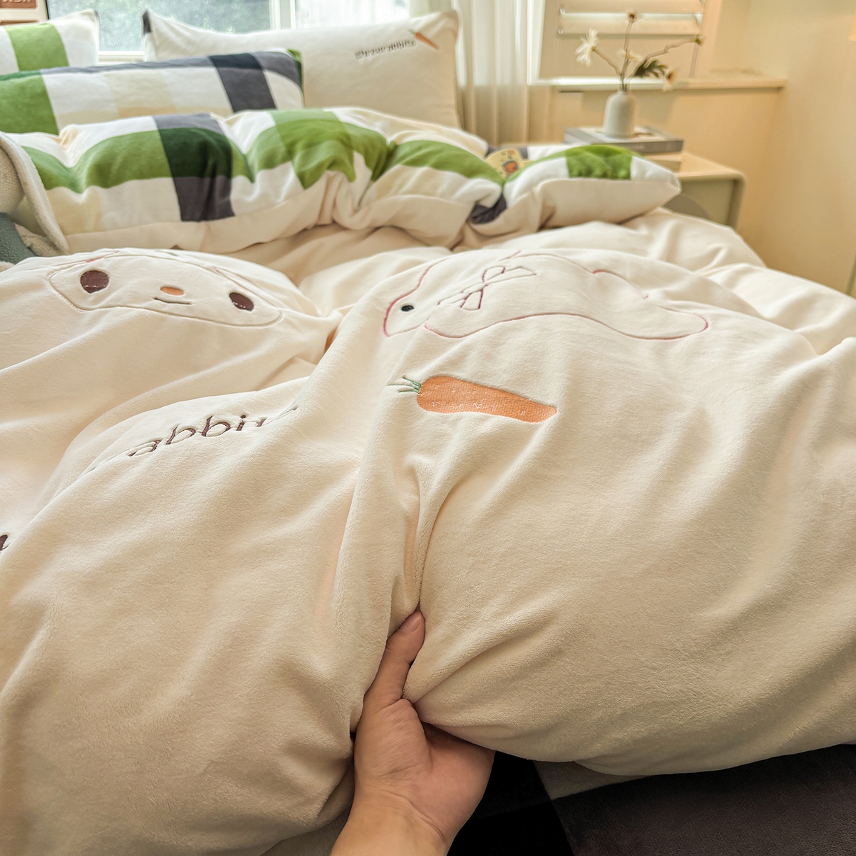 91家纺网 家纺一手货源 找家纺 悦织语 2025秋冬新品200克加厚牛奶绒刺绣无印风格子双拼印绣四件套 格子双拼-萝卜兔