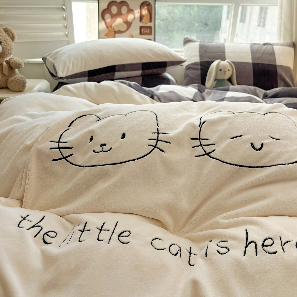 91家纺网 家纺一手货源 找家纺 悦织语 2025秋冬新品200克加厚牛奶绒刺绣无印风格子双拼印绣四件套 格子双拼-开心喵