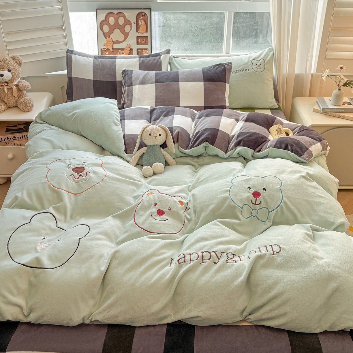 91家纺网 家纺一手货源 找家纺 悦织语 2025秋冬新品200克加厚牛奶绒刺绣无印风格子双拼印绣四件套 格子双拼-笨笨熊绿