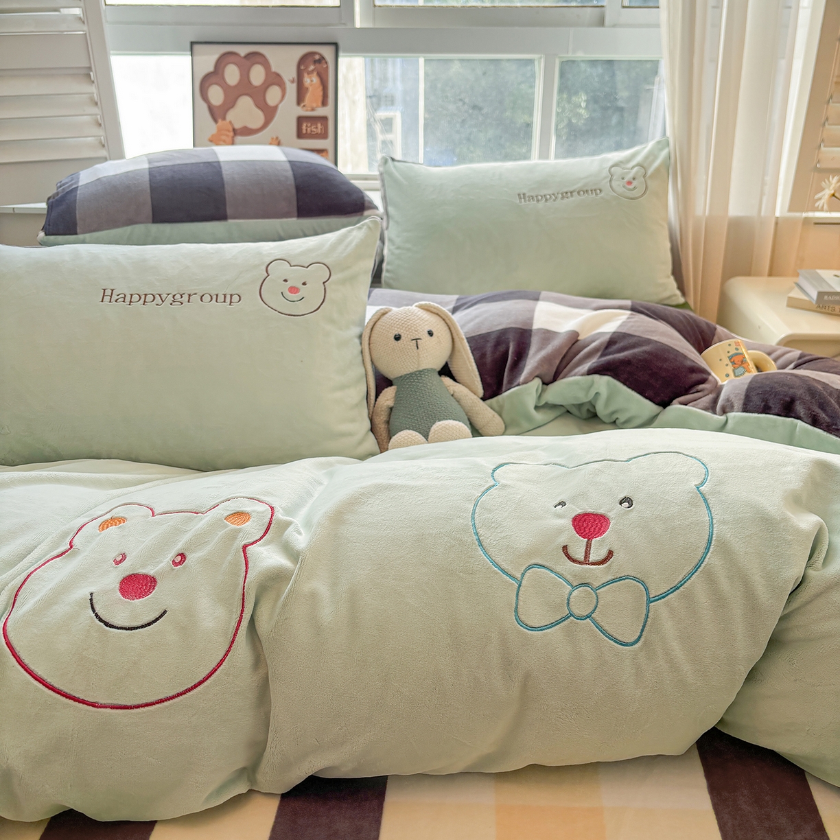 91家纺网 家纺一手货源 找家纺 悦织语 2025秋冬新品200克加厚牛奶绒刺绣无印风格子双拼印绣四件套 格子双拼-笨笨熊绿