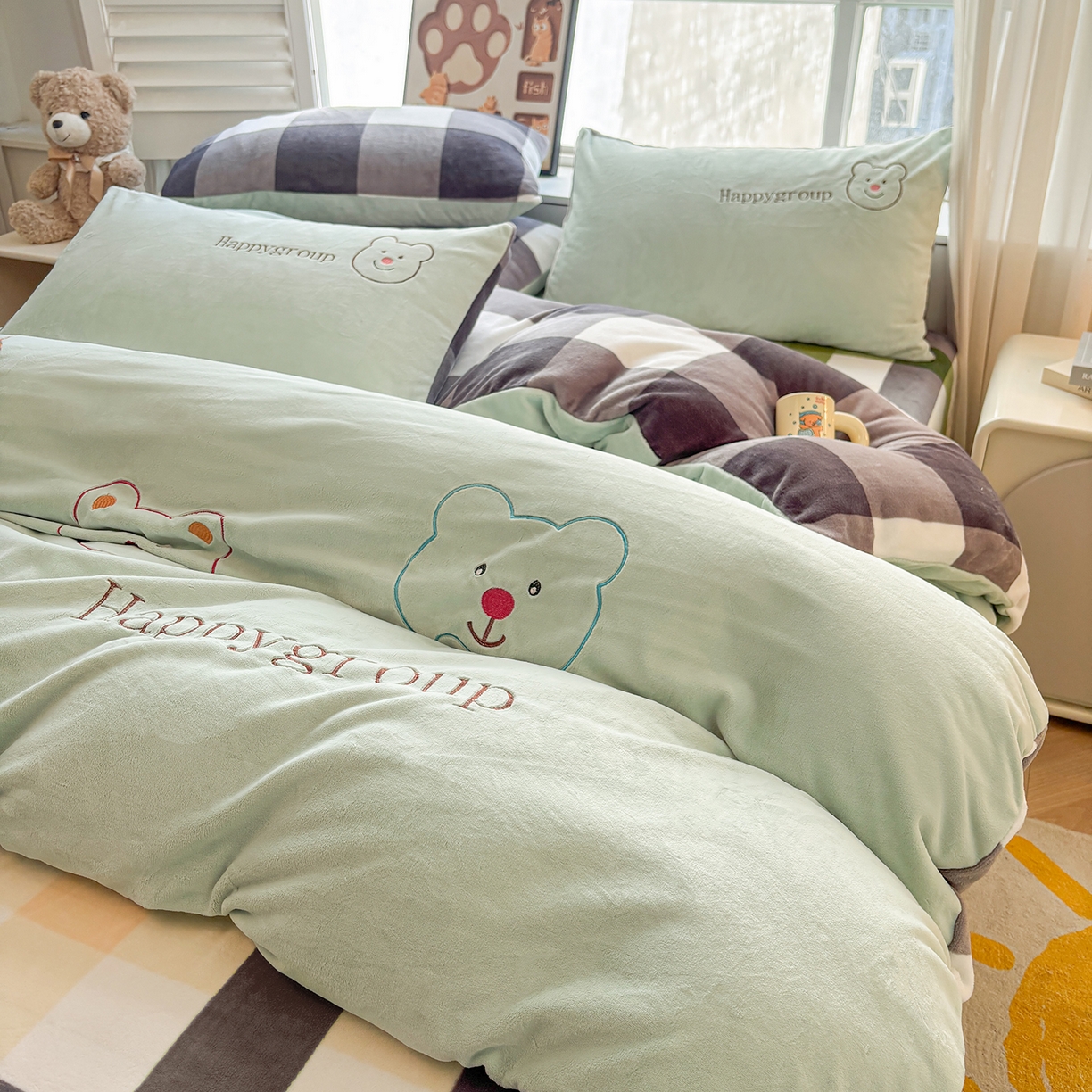 91家纺网 家纺一手货源 找家纺 悦织语 2025秋冬新品200克加厚牛奶绒刺绣无印风格子双拼印绣四件套 格子双拼-笨笨熊绿