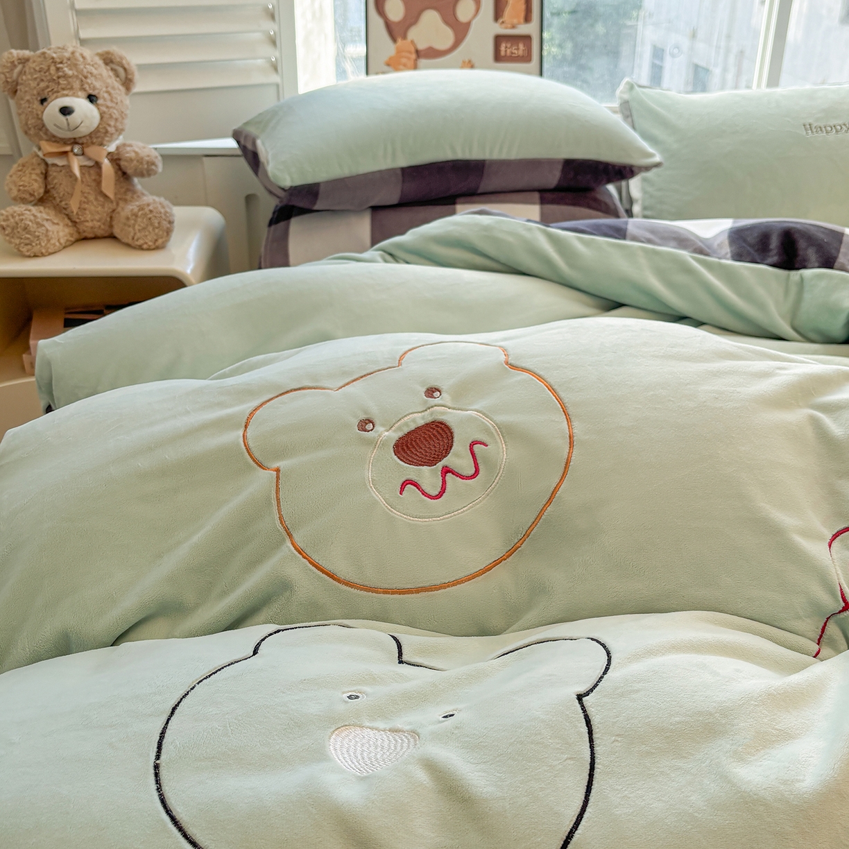 91家纺网 家纺一手货源 找家纺 悦织语 2025秋冬新品200克加厚牛奶绒刺绣无印风格子双拼印绣四件套 格子双拼-笨笨熊绿