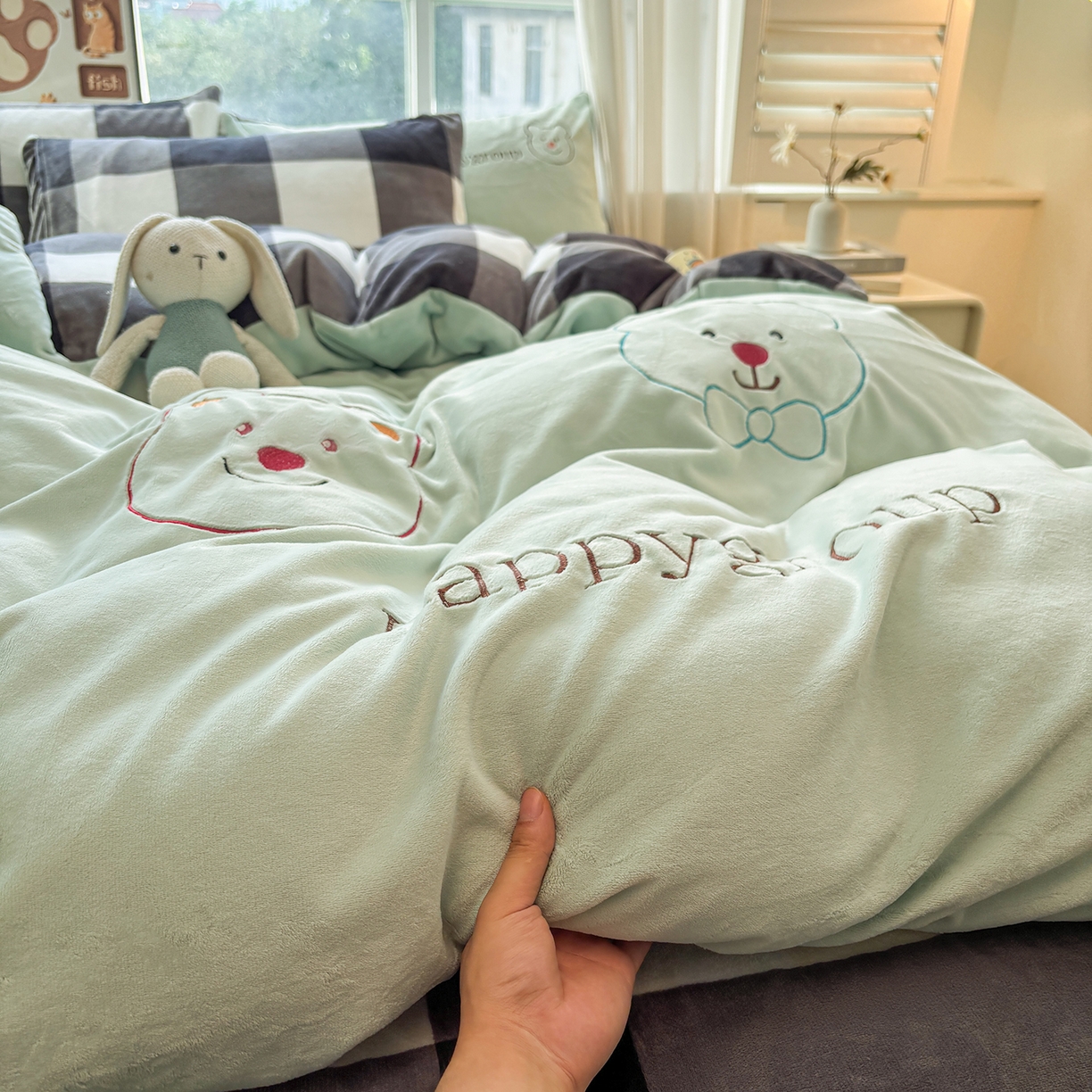 91家纺网 家纺一手货源 找家纺 悦织语 2025秋冬新品200克加厚牛奶绒刺绣无印风格子双拼印绣四件套 格子双拼-笨笨熊绿