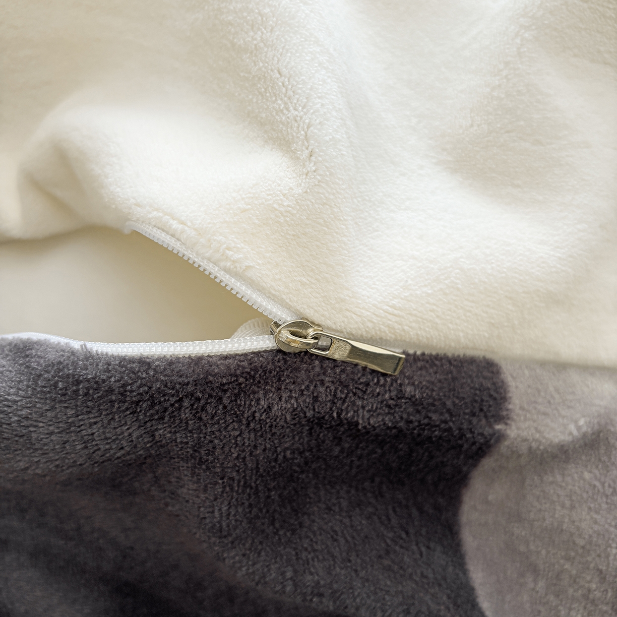 91家纺网 家纺一手货源 找家纺 （总）悦织语 2025秋冬新品200克加厚牛奶绒刺绣无印风格子双拼印绣四件套