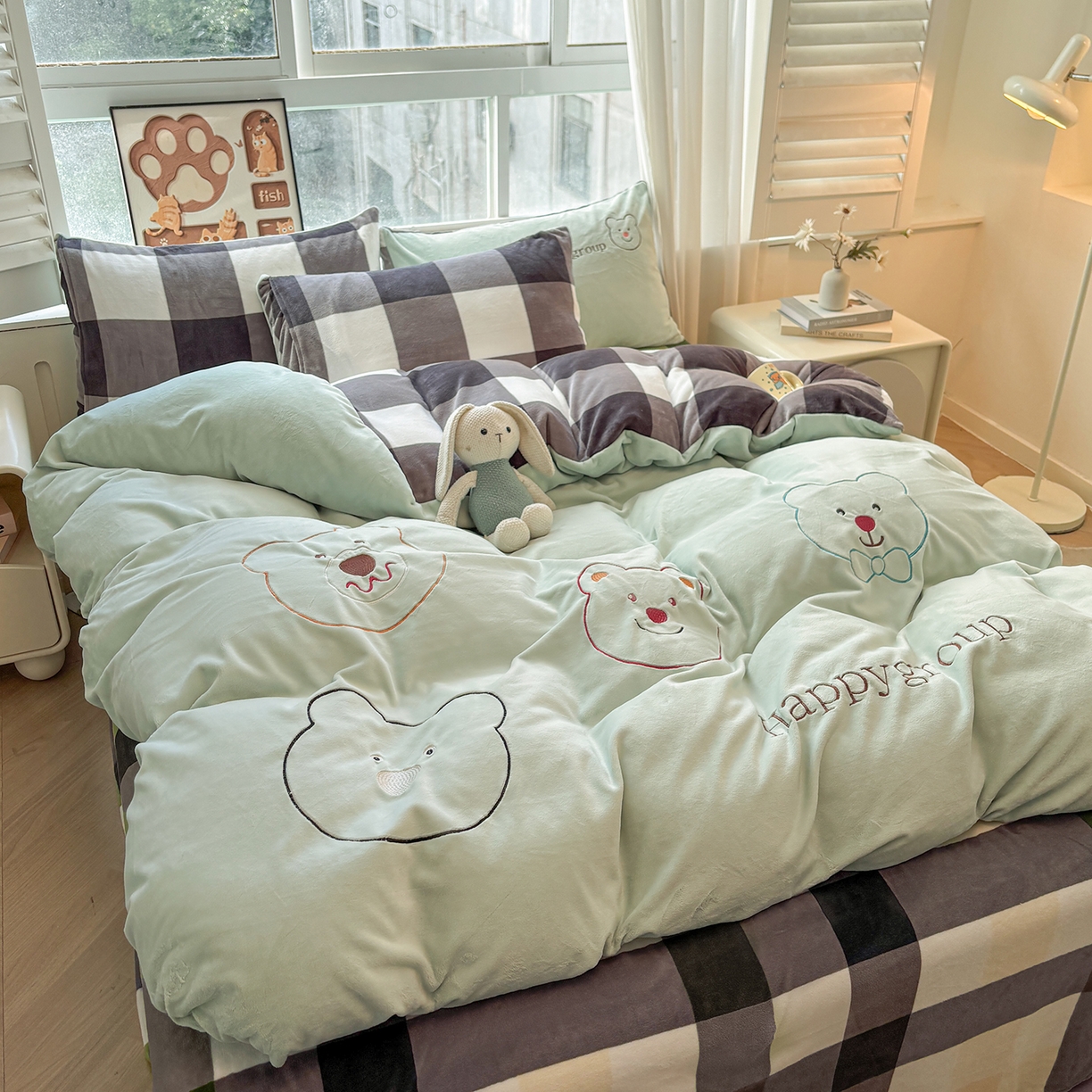 91家纺网 家纺一手货源 找家纺 悦织语 2025秋冬新品200克加厚牛奶绒刺绣无印风格子双拼印绣四件套 格子双拼-笨笨熊绿