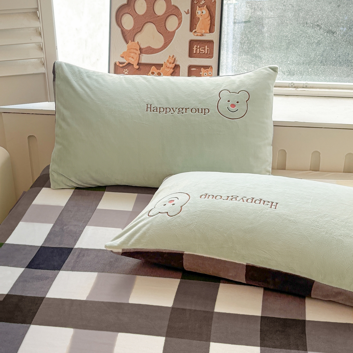 91家纺网 家纺一手货源 找家纺 悦织语 2025秋冬新品200克加厚牛奶绒刺绣无印风格子双拼印绣四件套 格子双拼-笨笨熊绿