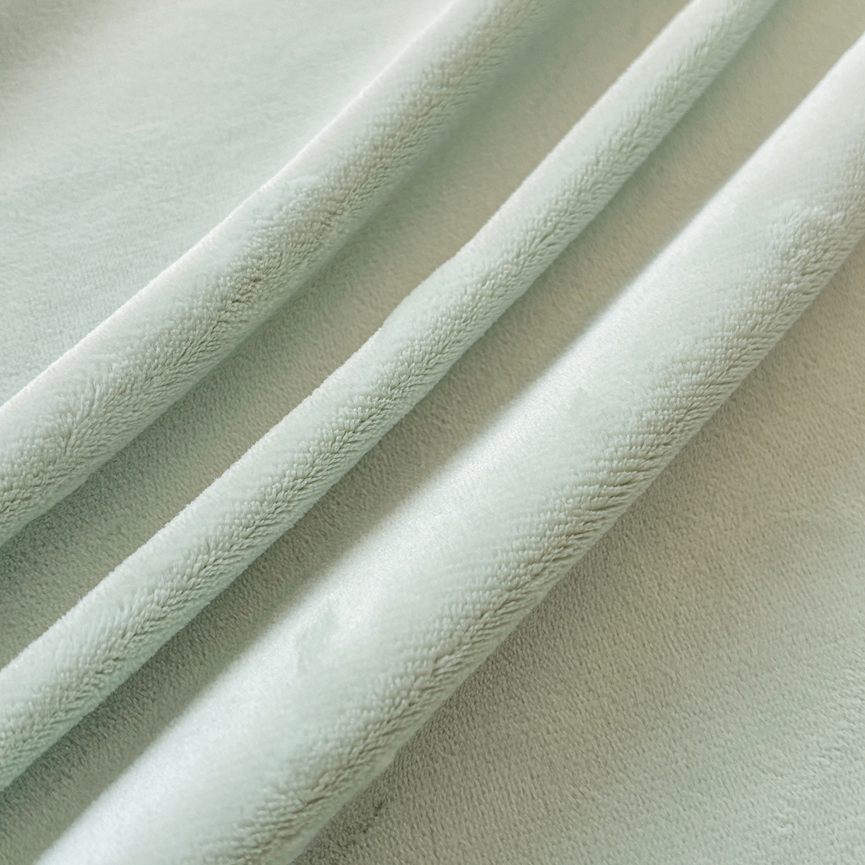 91家纺网 家纺一手货源 找家纺 悦织语 2025秋冬新品200克加厚牛奶绒刺绣无印风格子双拼印绣四件套 格子双拼-笨笨熊绿