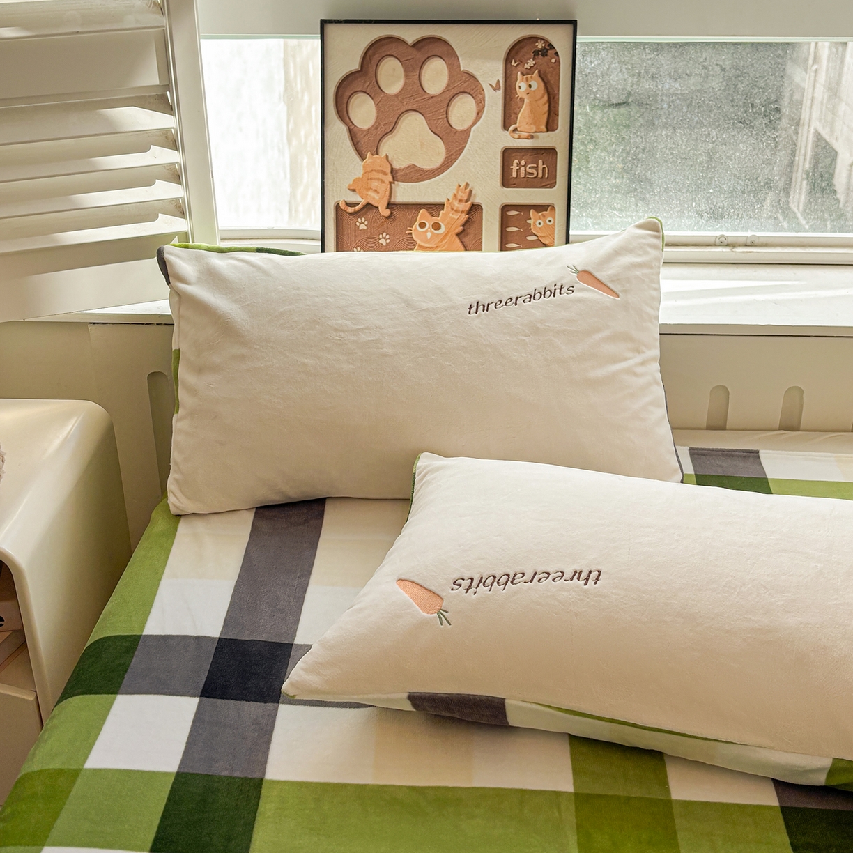 91家纺网 家纺一手货源 找家纺 悦织语 2025秋冬新品200克加厚牛奶绒刺绣无印风格子双拼印绣四件套 格子双拼-萝卜兔