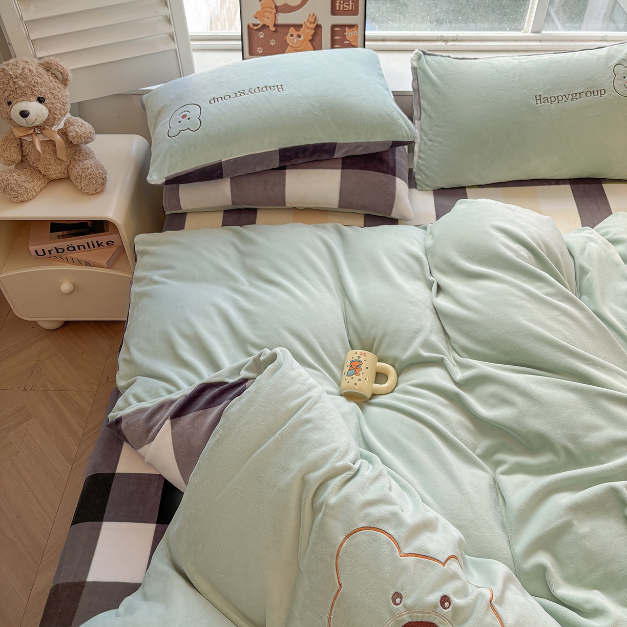 91家纺网 家纺一手货源 找家纺 悦织语 2025秋冬新品200克加厚牛奶绒刺绣无印风格子双拼印绣四件套 格子双拼-笨笨熊绿