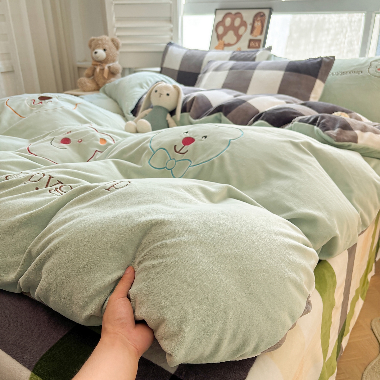 91家纺网 家纺一手货源 找家纺 悦织语 2025秋冬新品200克加厚牛奶绒刺绣无印风格子双拼印绣四件套 格子双拼-笨笨熊绿