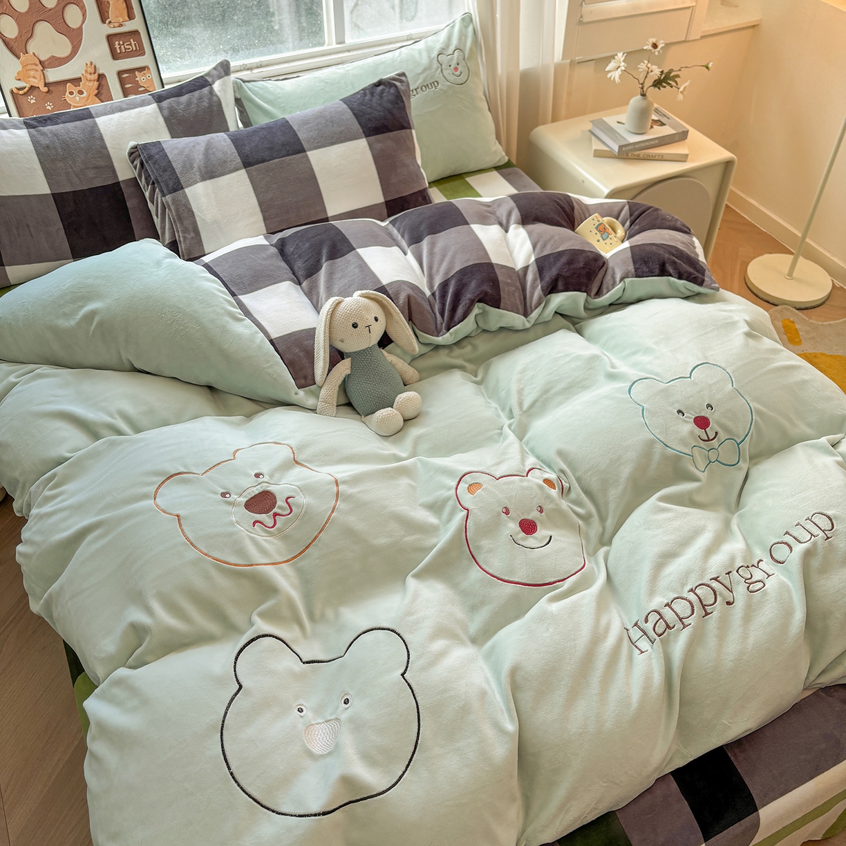 91家纺网 家纺一手货源 找家纺 悦织语 2025秋冬新品200克加厚牛奶绒刺绣无印风格子双拼印绣四件套 格子双拼-笨笨熊绿