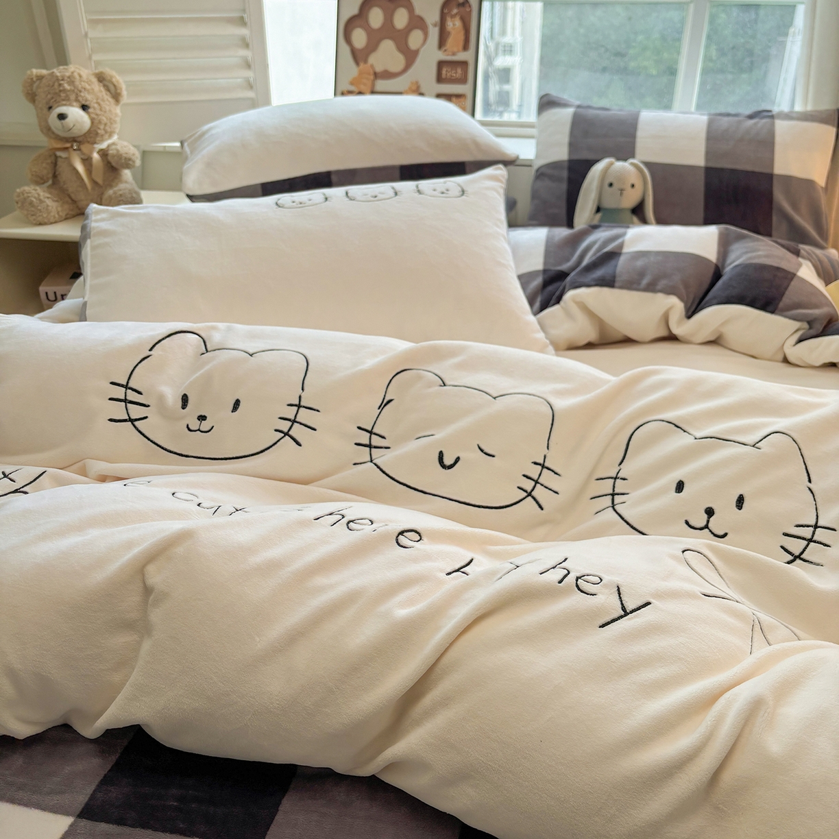 91家纺网 家纺一手货源 找家纺 （总）悦织语 2025秋冬新品200克加厚牛奶绒刺绣无印风格子双拼印绣四件套