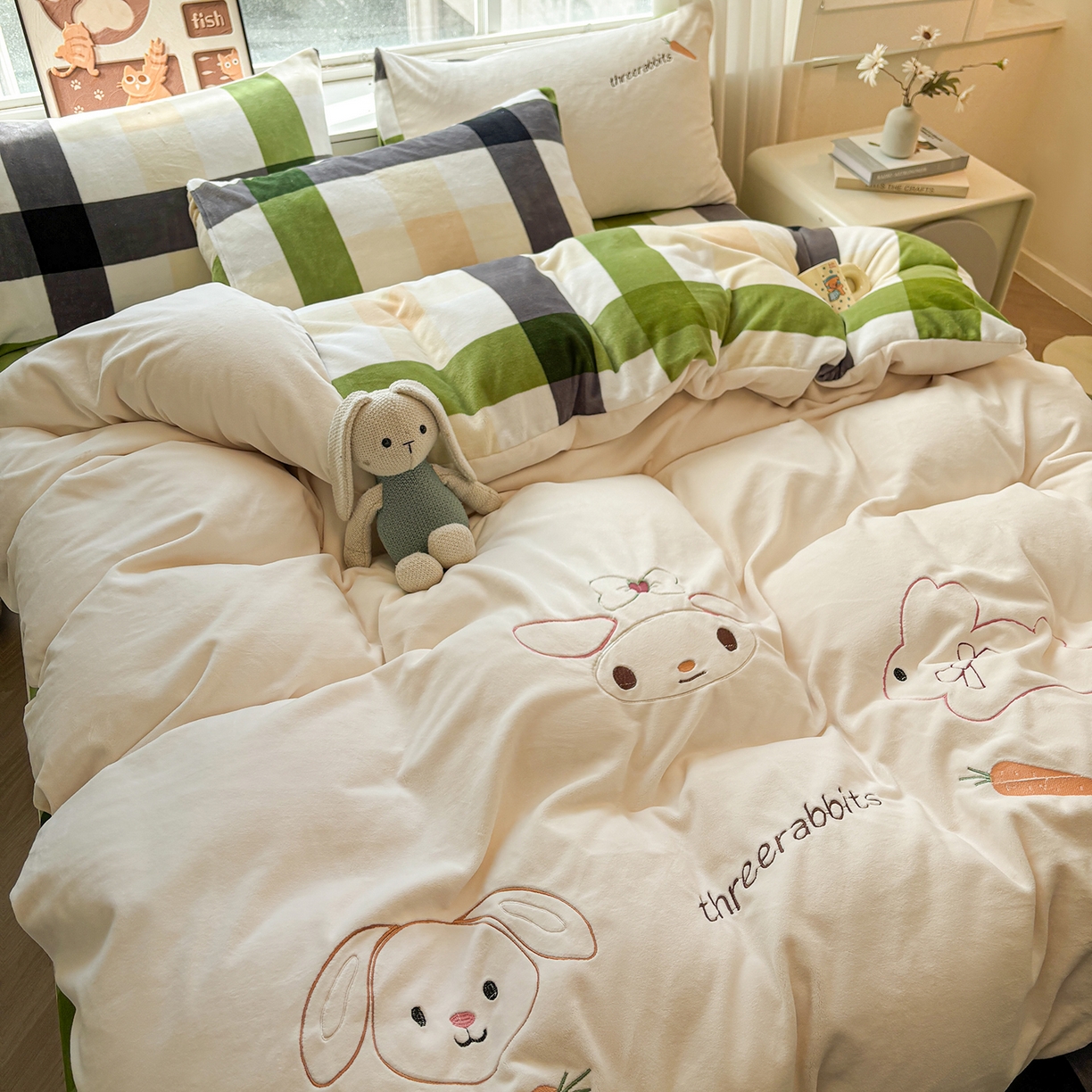 91家纺网 家纺一手货源 找家纺 悦织语 2025秋冬新品200克加厚牛奶绒刺绣无印风格子双拼印绣四件套 格子双拼-萝卜兔