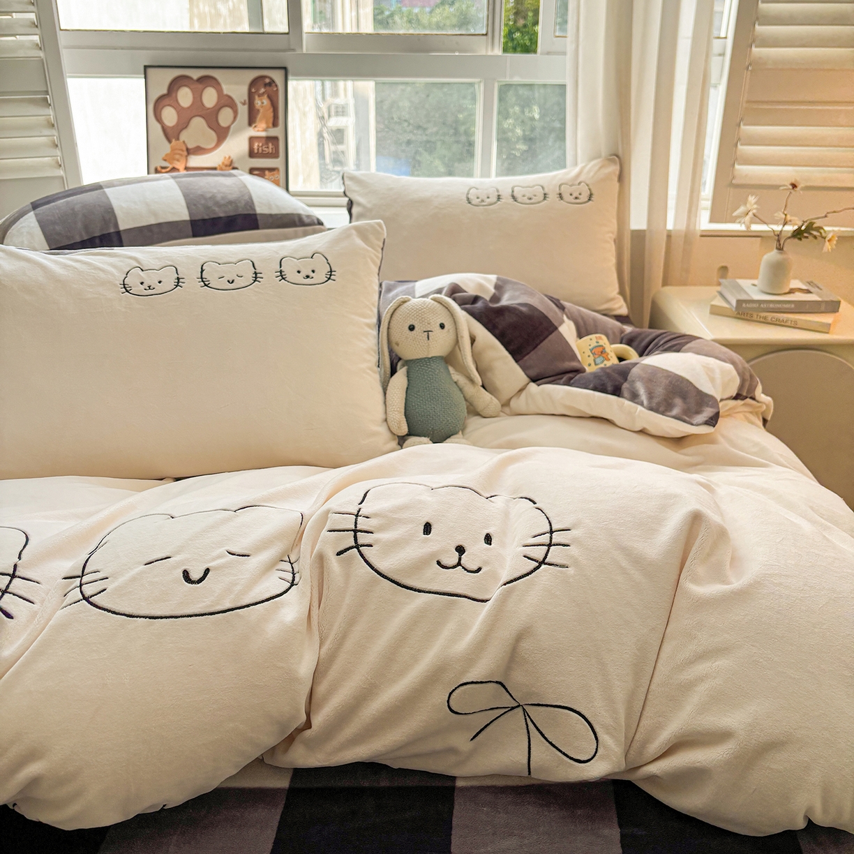 91家纺网 家纺一手货源 找家纺 （总）悦织语 2025秋冬新品200克加厚牛奶绒刺绣无印风格子双拼印绣四件套