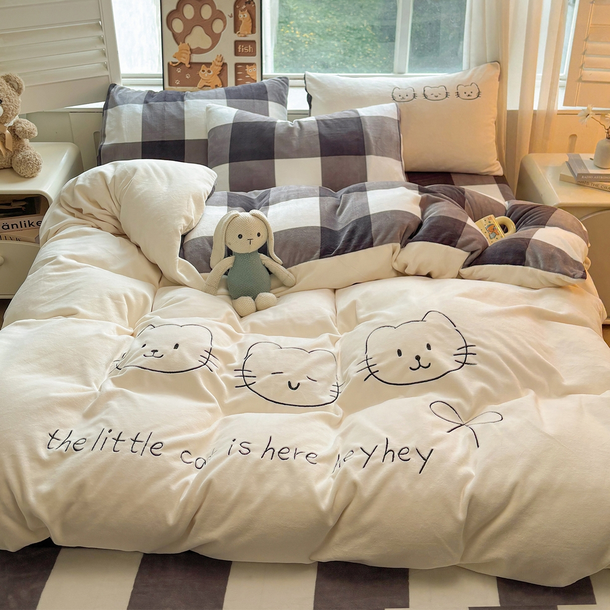 91家纺网 家纺一手货源 找家纺 （总）悦织语 2025秋冬新品200克加厚牛奶绒刺绣无印风格子双拼印绣四件套