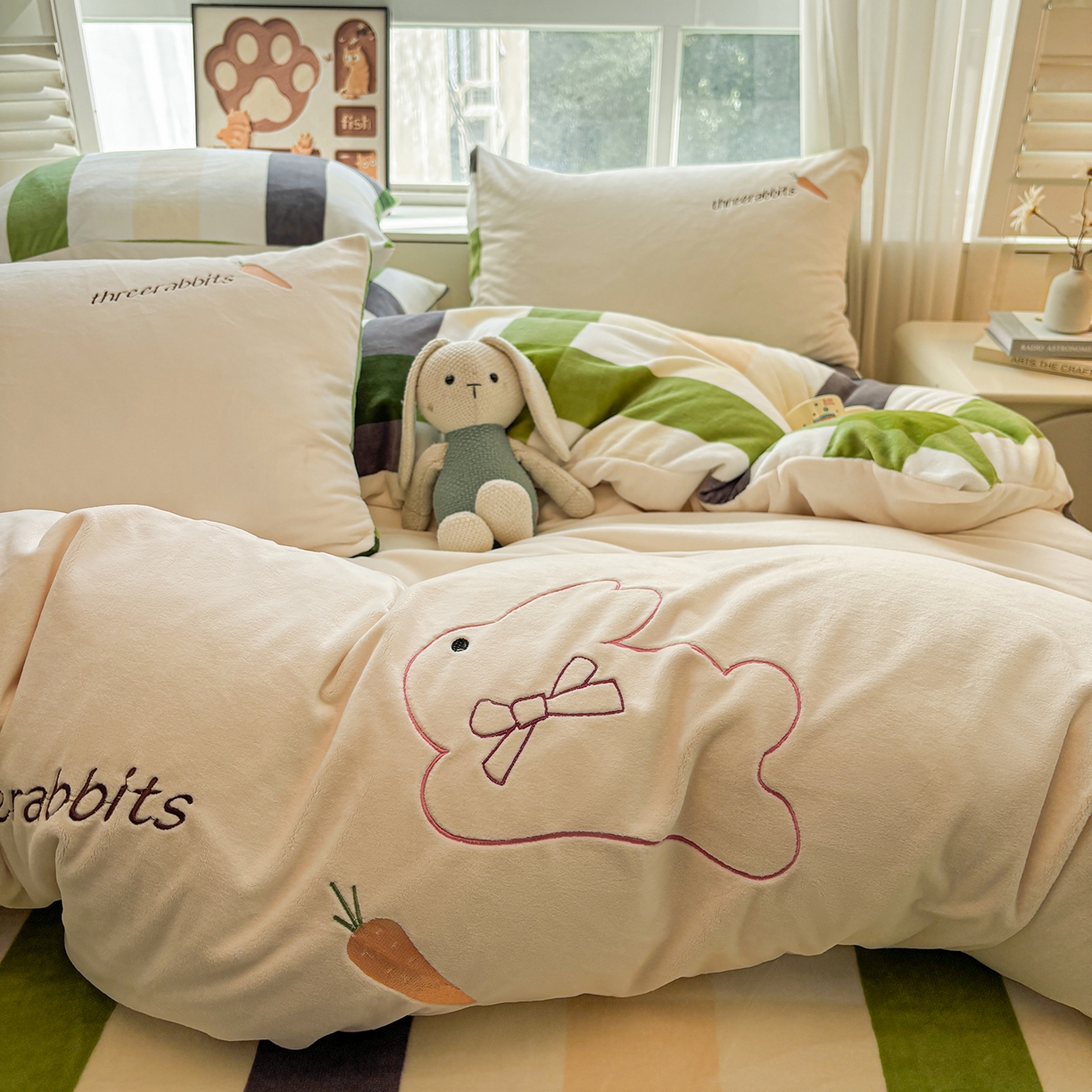 91家纺网 家纺一手货源 找家纺 悦织语 2025秋冬新品200克加厚牛奶绒刺绣无印风格子双拼印绣四件套 格子双拼-萝卜兔