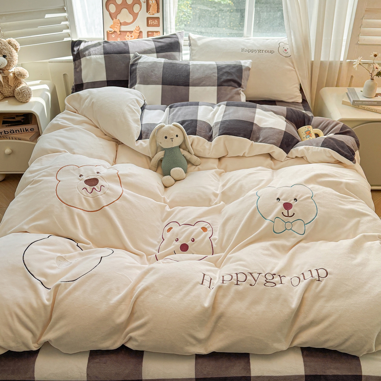 91家纺网 家纺一手货源 找家纺 悦织语 2025秋冬新品200克加厚牛奶绒刺绣无印风格子双拼印绣四件套 格子双拼-笨笨熊白