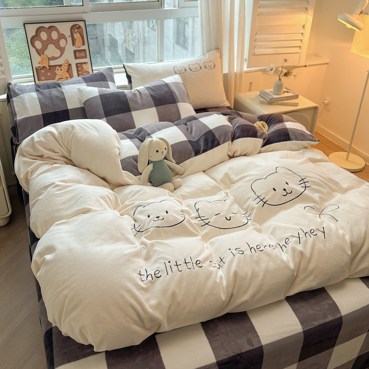 91家纺网 家纺一手货源 找家纺 （总）悦织语 2025秋冬新品200克加厚牛奶绒刺绣无印风格子双拼印绣四件套