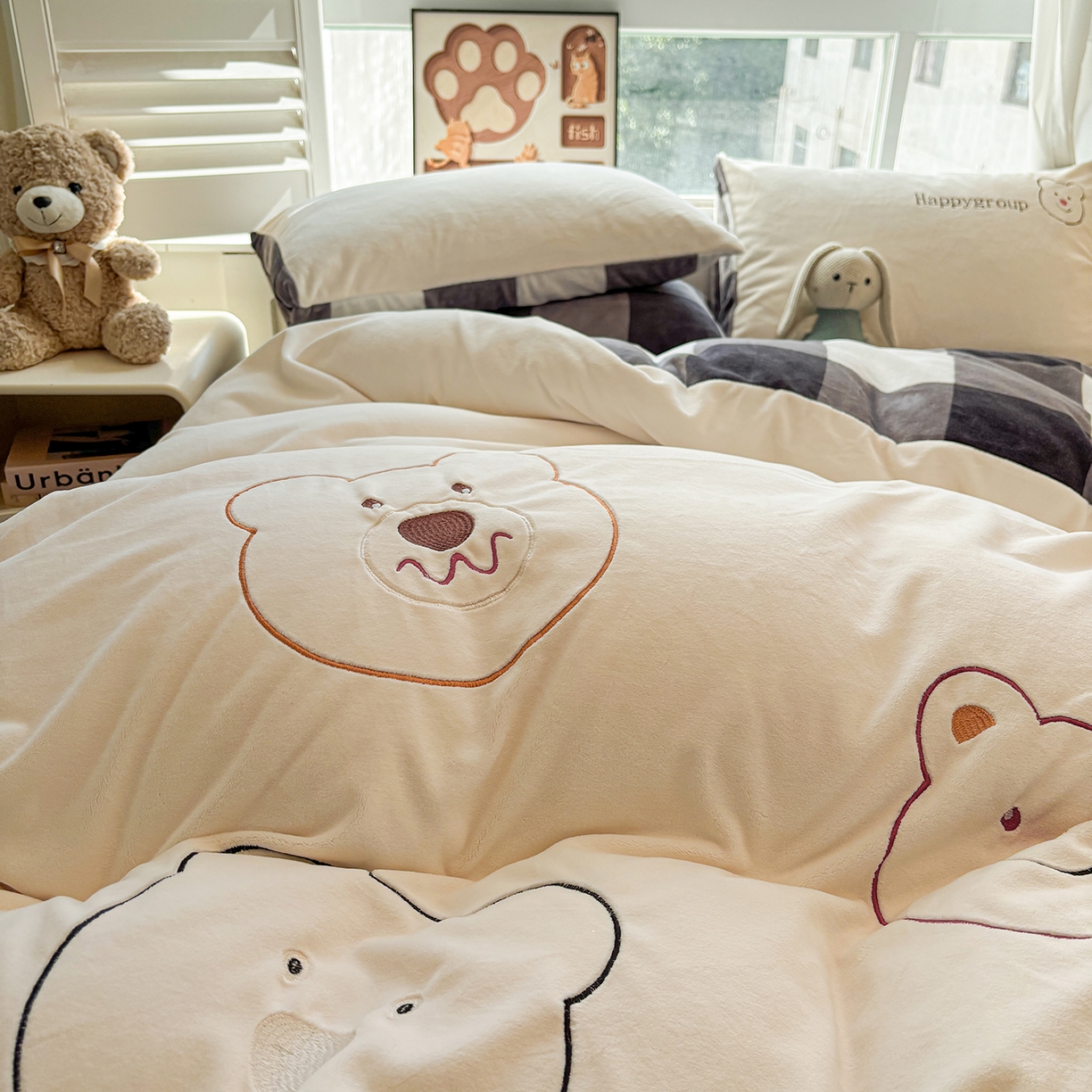 91家纺网 家纺一手货源 找家纺 悦织语 2025秋冬新品200克加厚牛奶绒刺绣无印风格子双拼印绣四件套 格子双拼-笨笨熊白