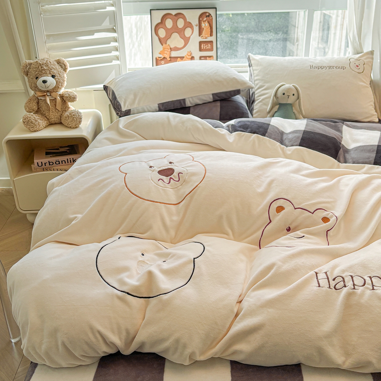 91家纺网 家纺一手货源 找家纺 悦织语 2025秋冬新品200克加厚牛奶绒刺绣无印风格子双拼印绣四件套 格子双拼-笨笨熊白