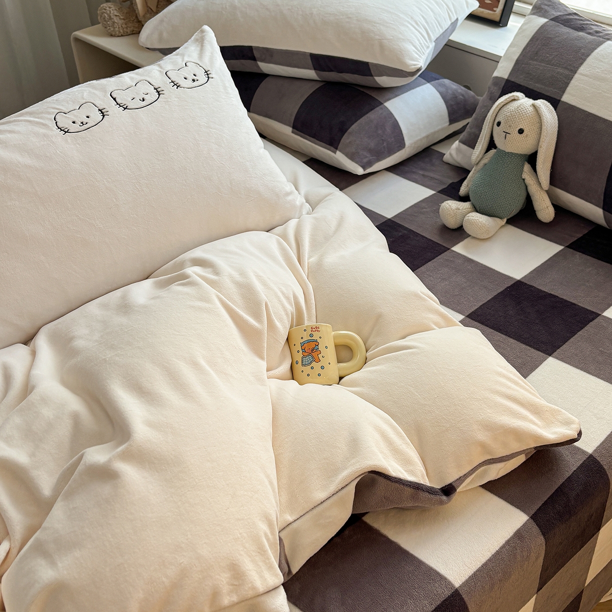 91家纺网 家纺一手货源 找家纺 （总）悦织语 2025秋冬新品200克加厚牛奶绒刺绣无印风格子双拼印绣四件套