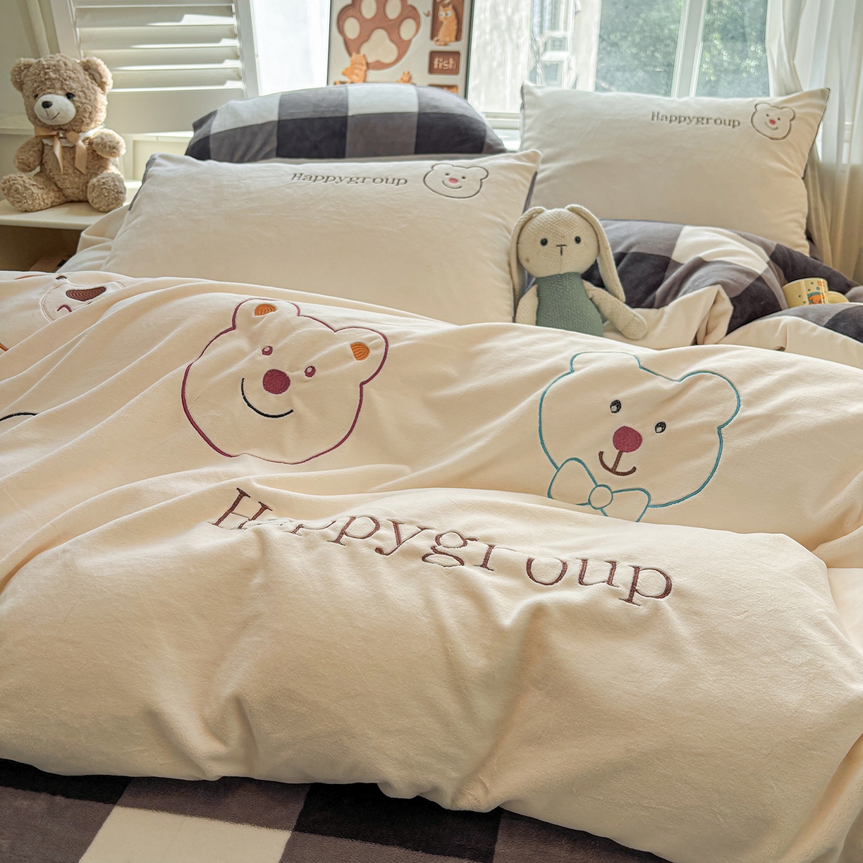 91家纺网 家纺一手货源 找家纺 悦织语 2025秋冬新品200克加厚牛奶绒刺绣无印风格子双拼印绣四件套 格子双拼-笨笨熊白