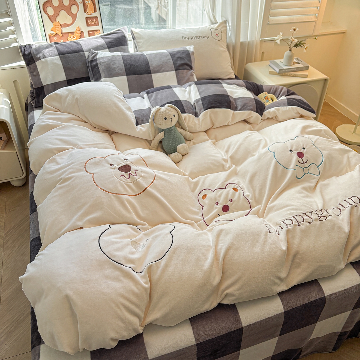 91家纺网 家纺一手货源 找家纺 悦织语 2025秋冬新品200克加厚牛奶绒刺绣无印风格子双拼印绣四件套 格子双拼-笨笨熊白