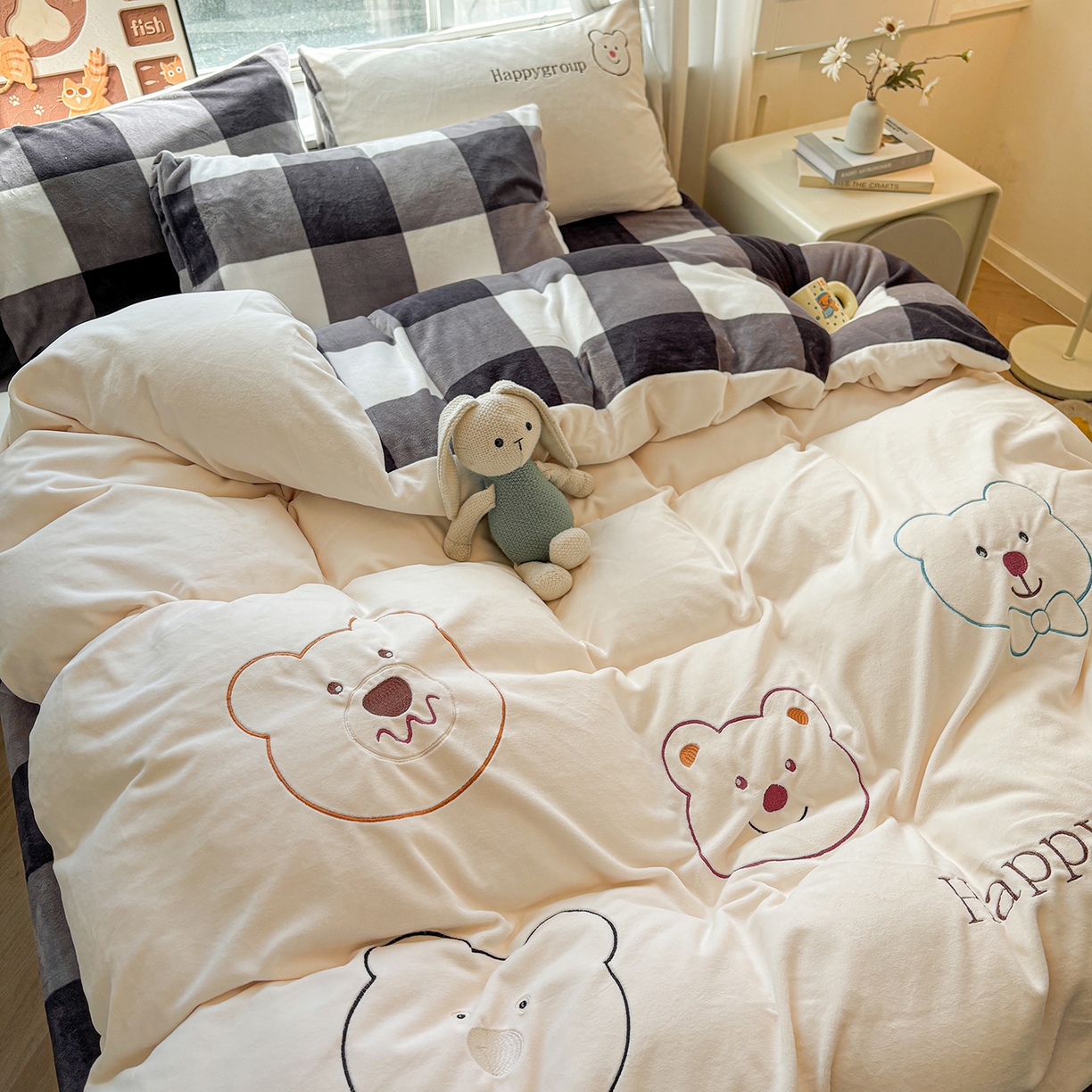 91家纺网 家纺一手货源 找家纺 悦织语 2025秋冬新品200克加厚牛奶绒刺绣无印风格子双拼印绣四件套 格子双拼-笨笨熊白