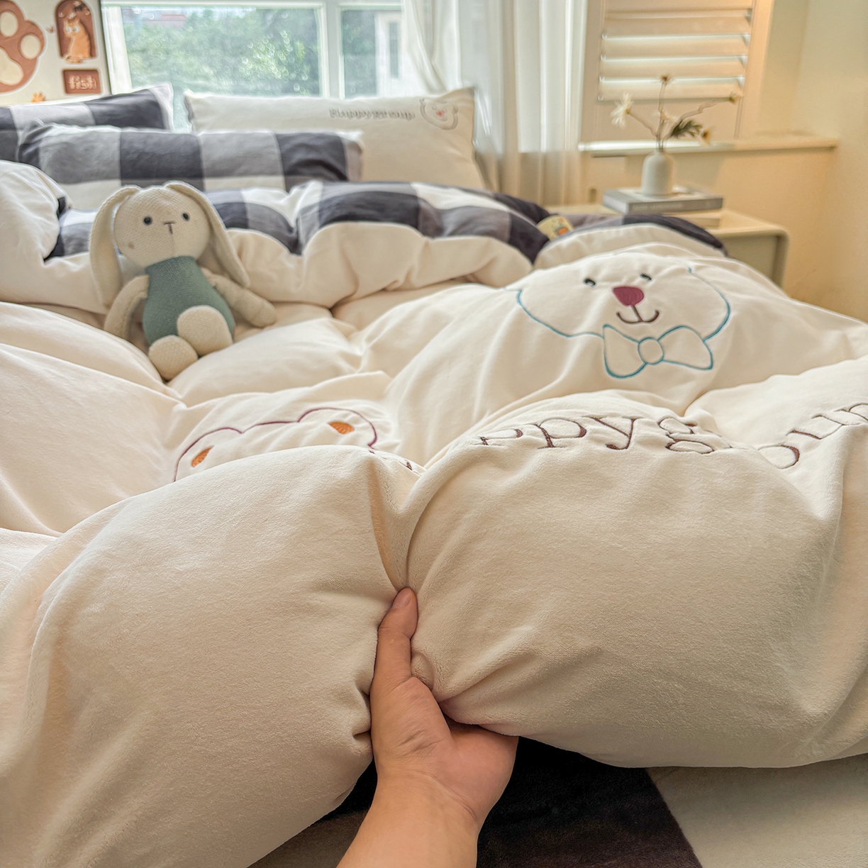 91家纺网 家纺一手货源 找家纺 悦织语 2025秋冬新品200克加厚牛奶绒刺绣无印风格子双拼印绣四件套 格子双拼-笨笨熊白