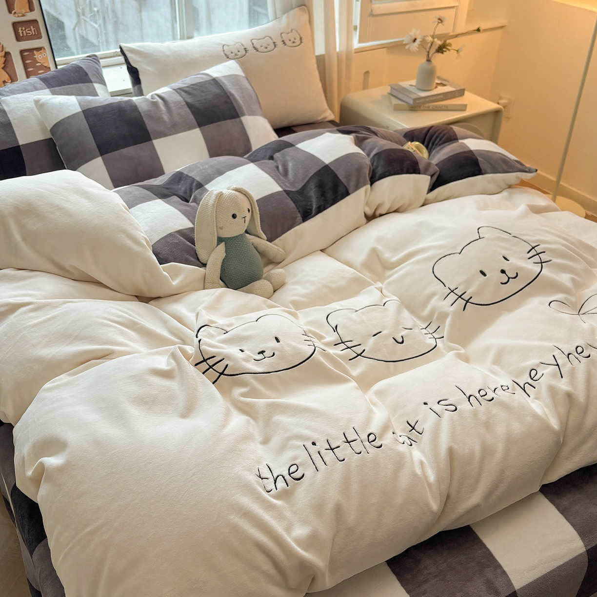 91家纺网 家纺一手货源 找家纺 悦织语 2025秋冬新品200克加厚牛奶绒刺绣无印风格子双拼印绣四件套 格子双拼-开心喵